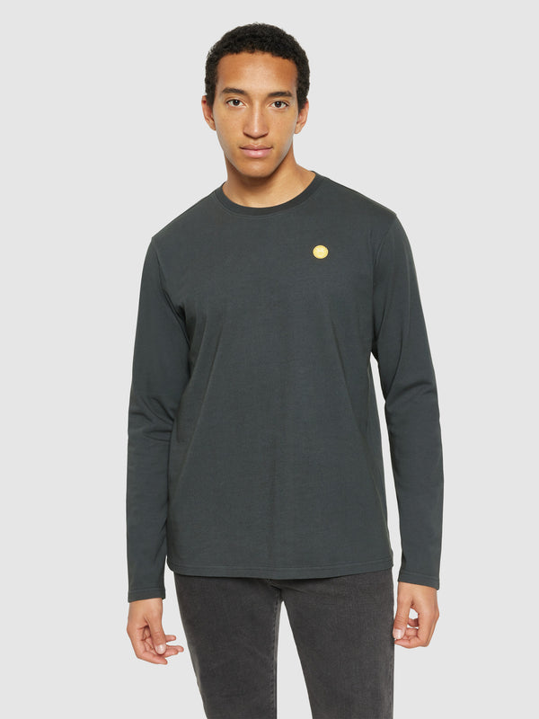 KnowledgeCotton Apparel - MEN Badge long sleeve Long Sleeves 1167 Phantom