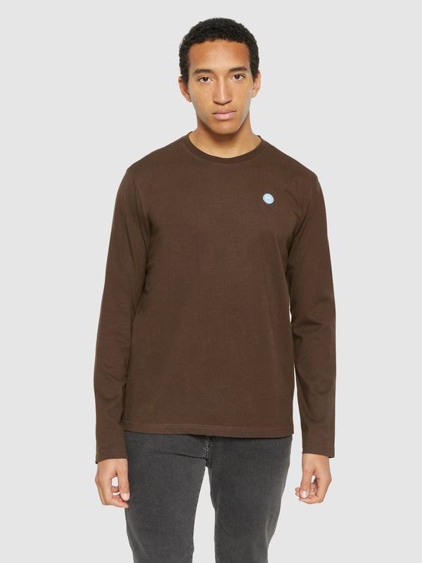 KnowledgeCotton Apparel - MEN Badge long sleeve Long Sleeves 1243 Demitasse (brown)