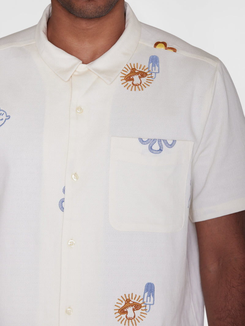 KnowledgeCotton Apparel - MEN Box fit short sleeve shirt with embroidery - GOTS/Vegan Shirts 1387 Egret