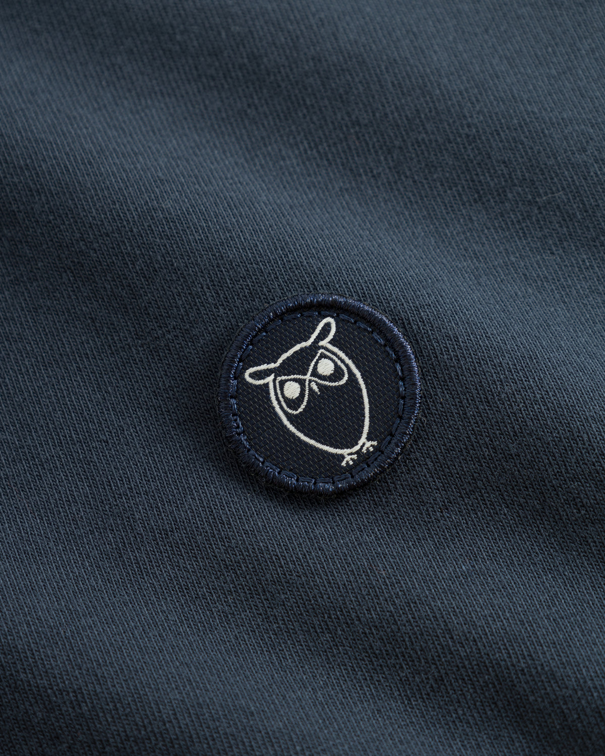 KnowledgeCotton Apparel - MEN Regular fit Badge t-shirt T-shirts 1001 Total Eclipse