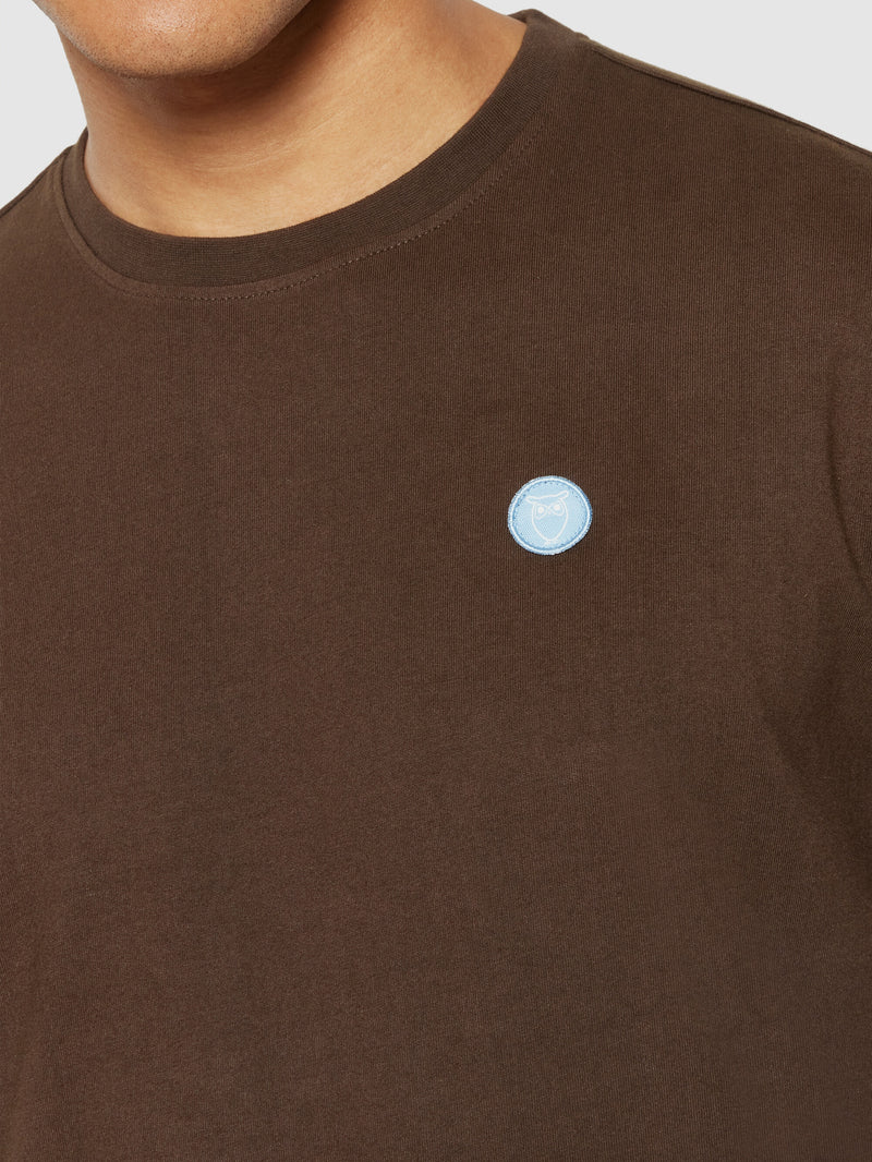 KnowledgeCotton Apparel - MEN Regular fit Badge t-shirt T-shirts 1243 Demitasse (brown)