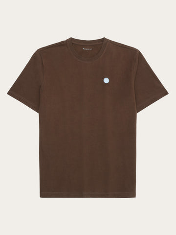 KnowledgeCotton Apparel - MEN Regular fit Badge t-shirt T-shirts 1243 Demitasse (brown)