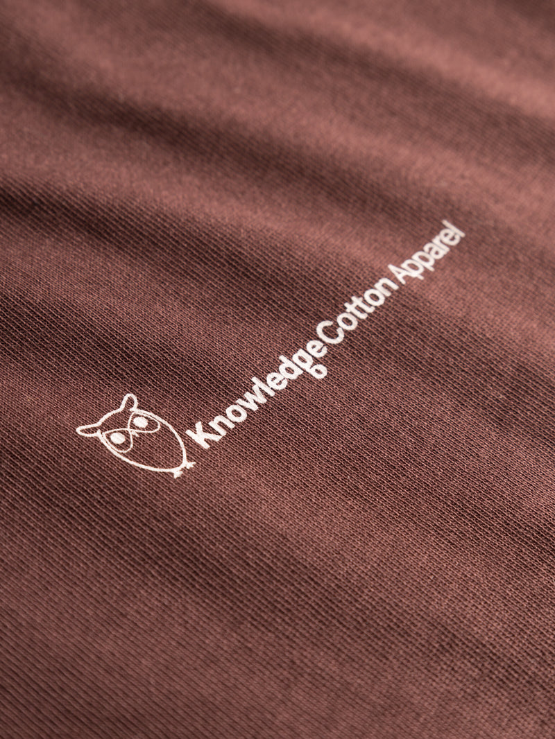 KnowledgeCotton Apparel - MEN Regular trademark chest print t-shirt T-shirts 1404 Deep Mahogany