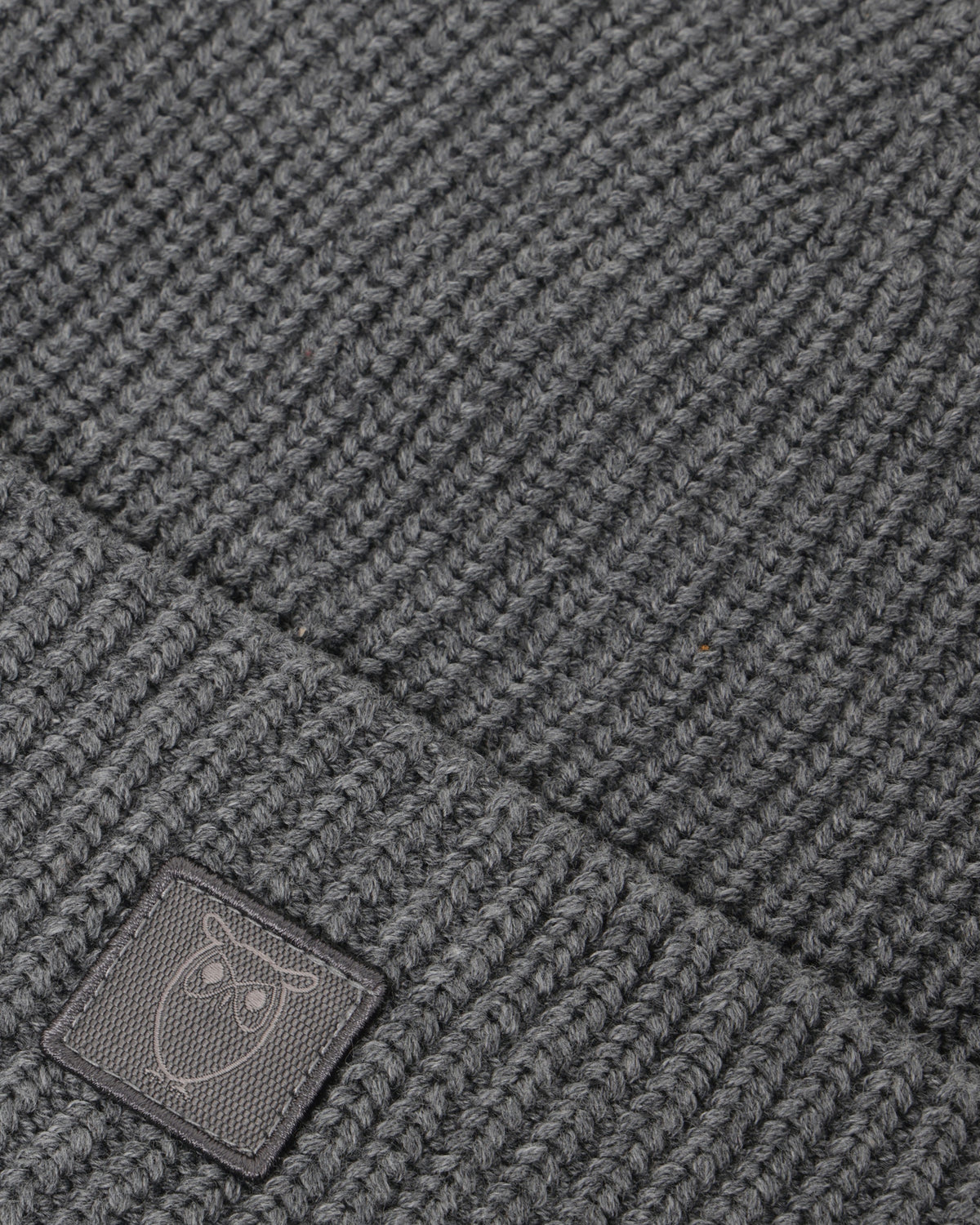KnowledgeCotton Apparel - UNI Rib badge beanie Hats 1073 Dark Grey Melange