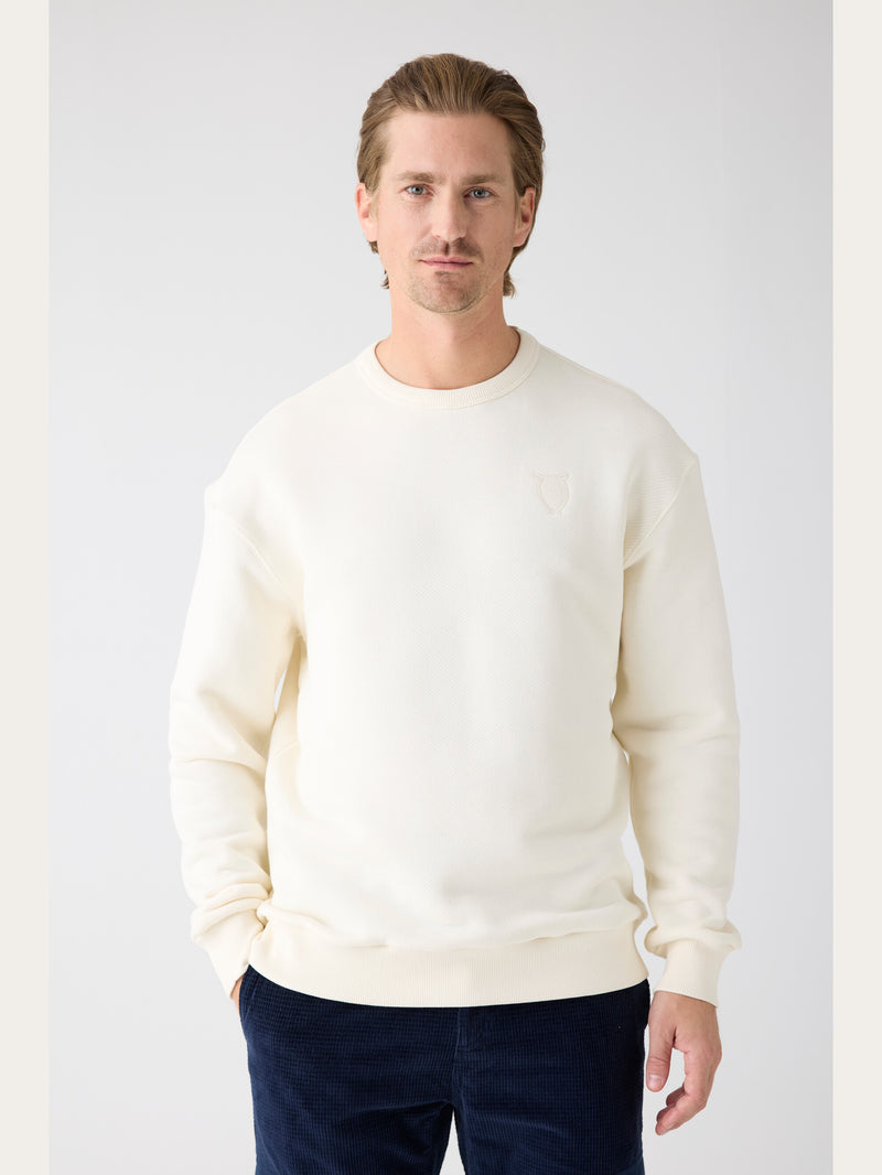 KnowledgeCotton Apparel - MEN Straight fit sweat with embroidery at chest Sweats 1387 Egret