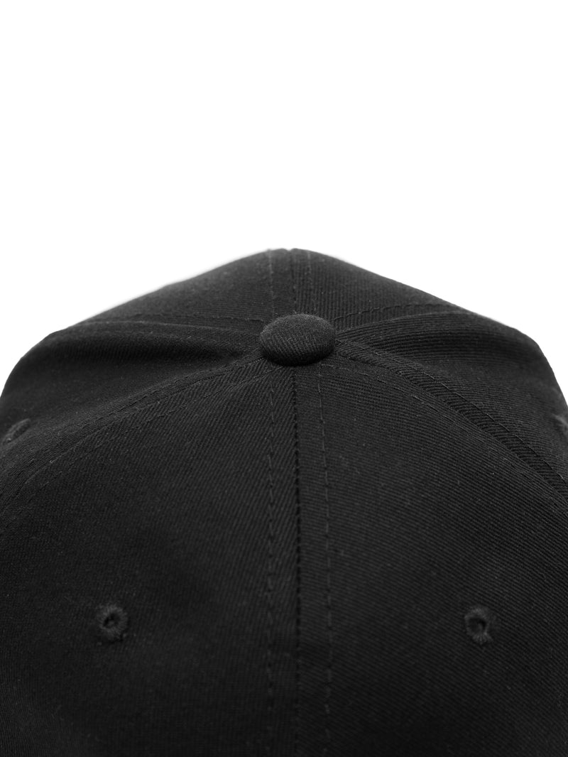 KnowledgeCotton Apparel - UNI Twill baseball cap with siliconebadge Caps 1300 Black Jet