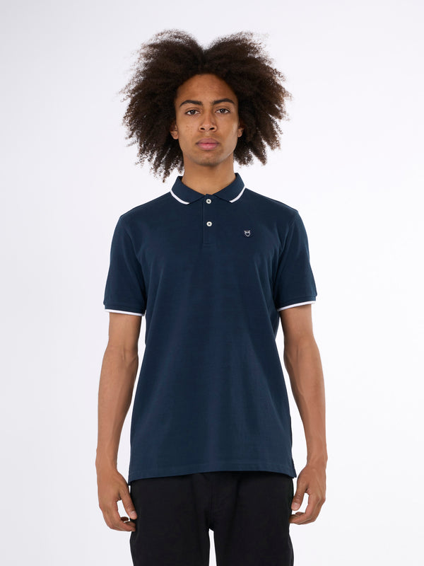 KnowledgeCotton Apparel - MEN Polo with badge and contract stripe at rib Polos 1001 Total Eclipse