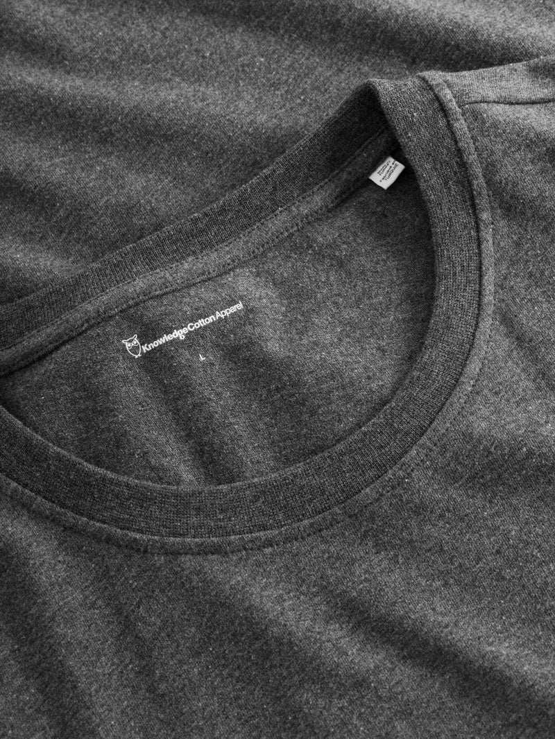 KnowledgeCotton Apparel - MEN Regular fit Badge t-shirt T-shirts 1073 Dark Grey Melange